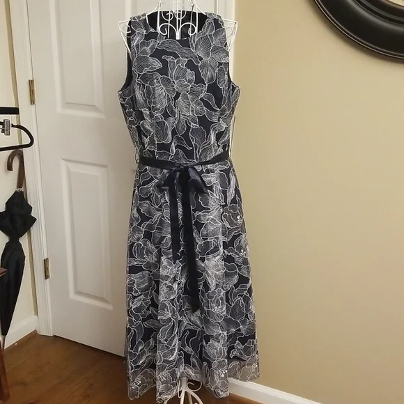 Stunning Tahari navy and white dress NWT - Picture 1 of 15